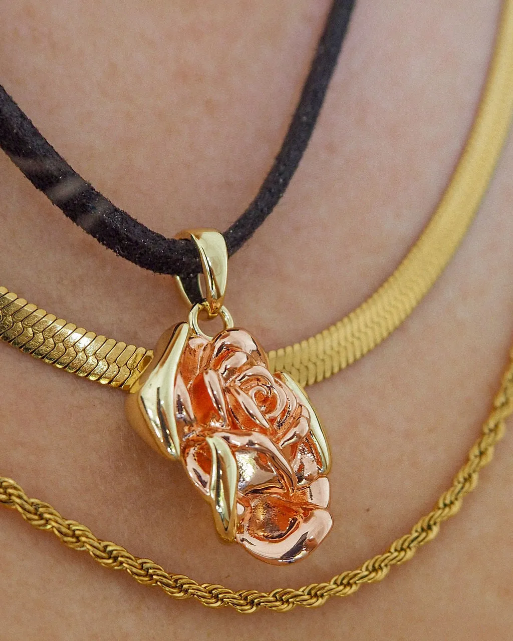 Rosa Pendant Necklace- Gold