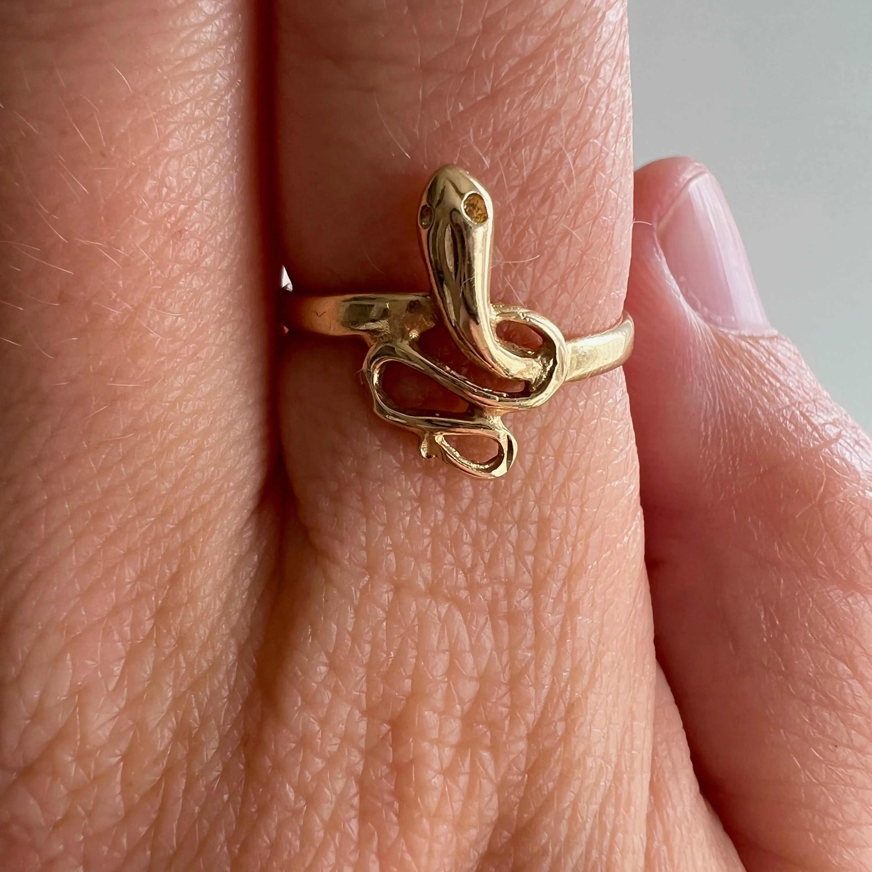 V I N T A G E // knotted embrace / 14k yellow gold snake ring / size 6