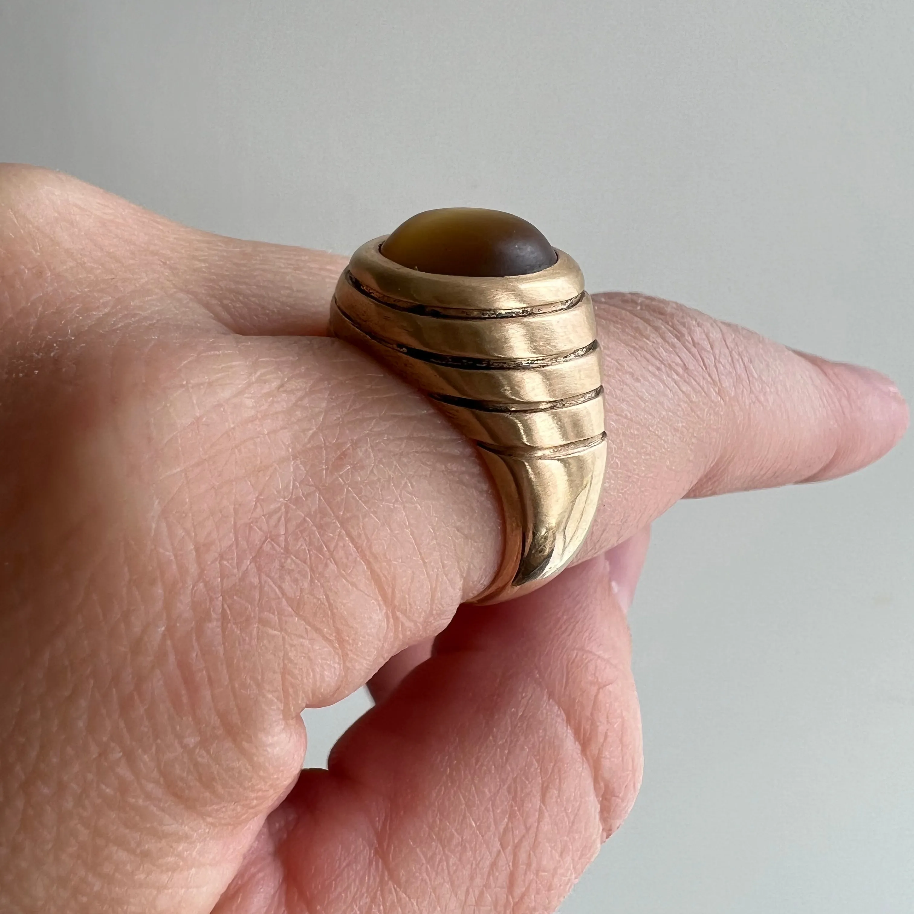 V I N T A G E // shimmery coffee bean / 10k yellow gold and tigers eye signet dome ring / size 7